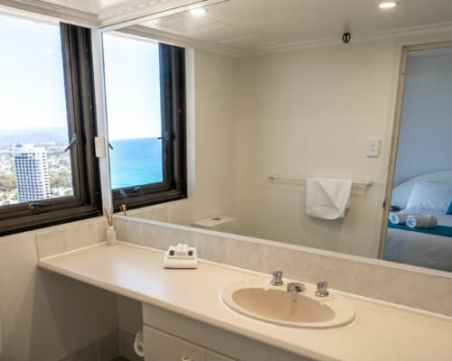 surfers-paradise-apartment-2-bedroom-standard-(2)